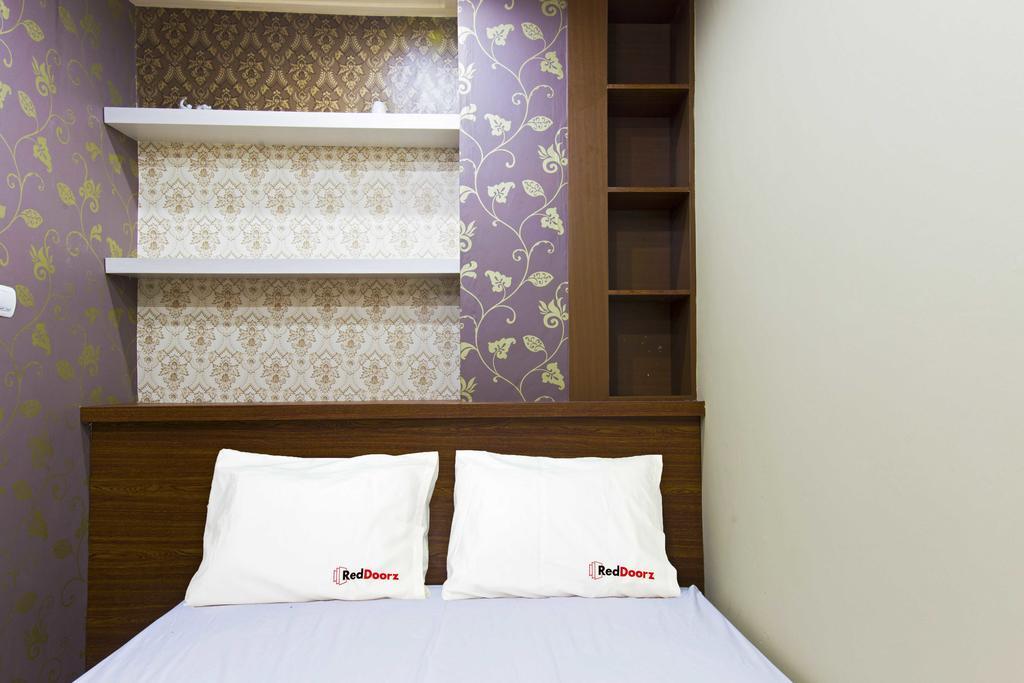 Отель Reddoorz @ Tebet Asem Baris Джакарта Экстерьер фото