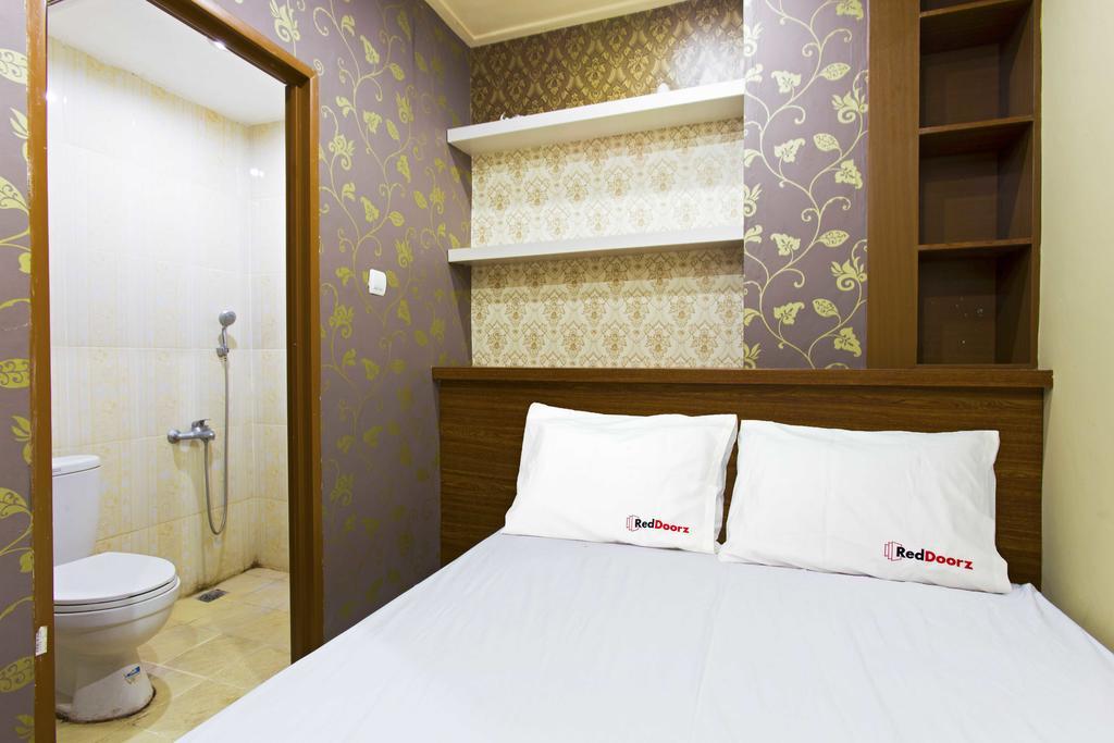 Отель Reddoorz @ Tebet Asem Baris Джакарта Экстерьер фото