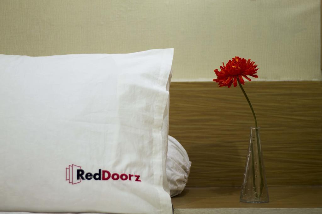 Отель Reddoorz @ Tebet Asem Baris Джакарта Экстерьер фото