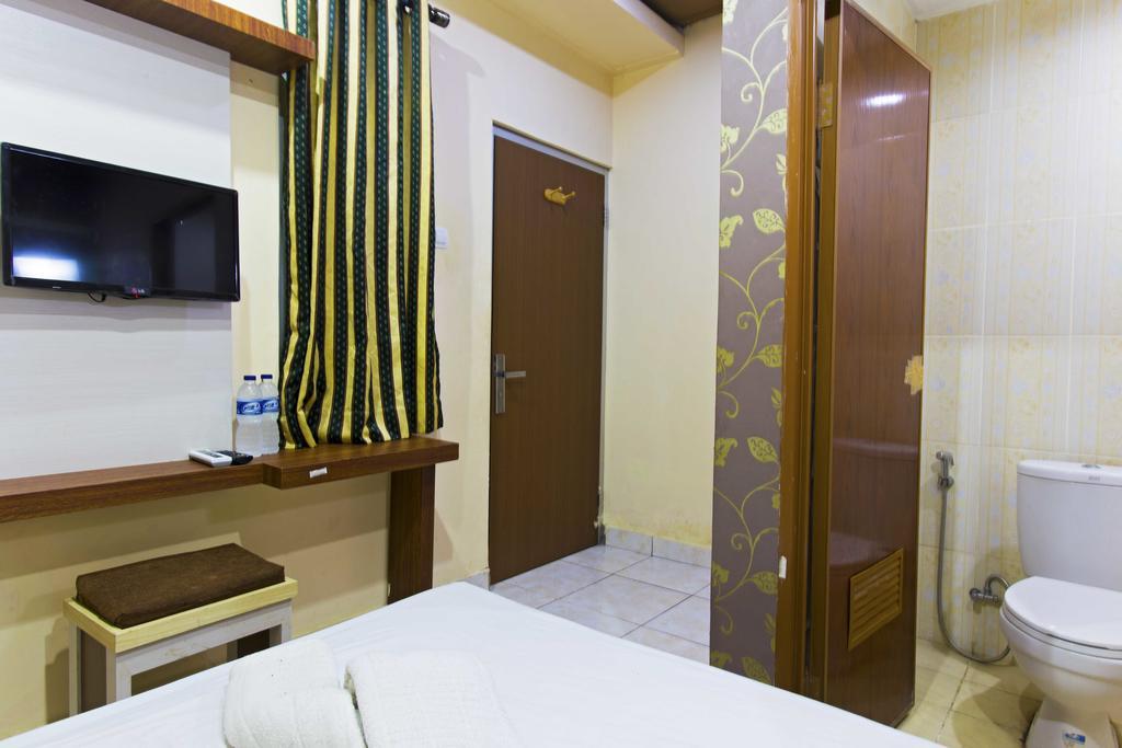 Отель Reddoorz @ Tebet Asem Baris Джакарта Экстерьер фото