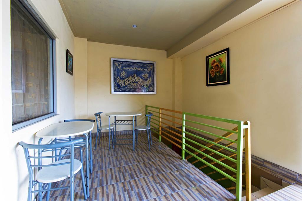 Отель Reddoorz @ Tebet Asem Baris Джакарта Экстерьер фото