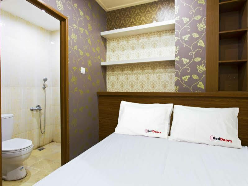 Отель Reddoorz @ Tebet Asem Baris Джакарта Экстерьер фото
